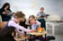 Kinder spielen mit Holzspielzeug im Wartezimmer der Kinderzahnarztpraxis, Kinderzahnarztpraxis Dr. Uta Salomon, FN