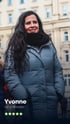 Lachende Frau mit langen dunklen Haaren, Schal und Winterjacke, Text: Yvonne Vor 5 Monaten, 5 Sterne.