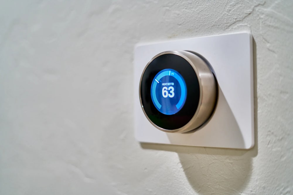 Smart-Home-Bedienelement an der Wand