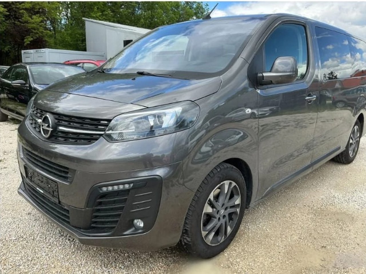 Grauer Opel Zafira Life Bus