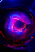 Abstrakte Lichtspuren in Blau, Lila und Rot bilden eine wirbelnde Form auf schwarzem Hintergrund.