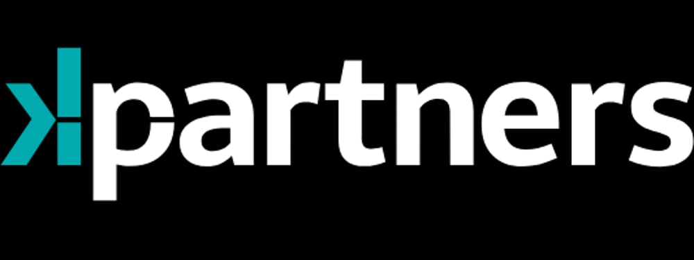 Logo mit weißem Text "klpartners" auf dunkelgrünem Hintergrund.