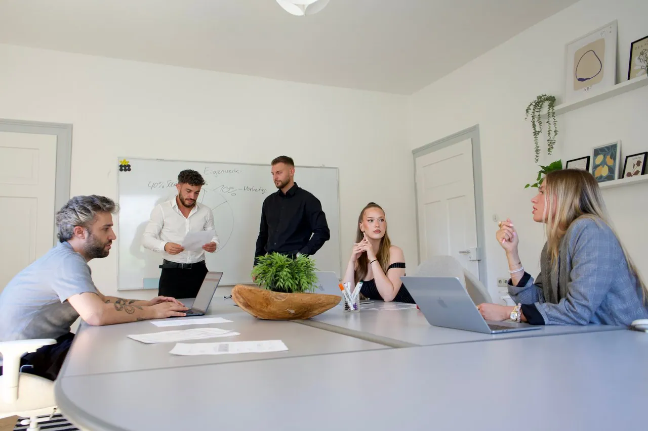 Der Besprechungstisch im Eigenwerk-Büro in Ravensburg