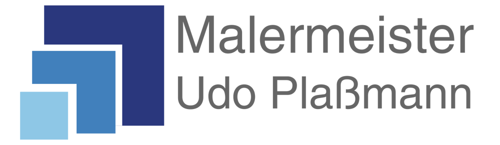 Logo mit drei blauen Quadraten und grauem Text "Malermeister Udo Plaßmann" in 
Marienfeld.