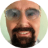 Ein Mann mit Brille und Bart lächelt in die Kamera.