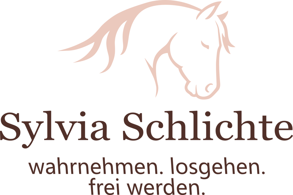 Pferdekopf-Logo mit "Sylvia Schlichte wahrnehmen. losgehen. frei werden." auf dunkelgrünem Hintergrund.