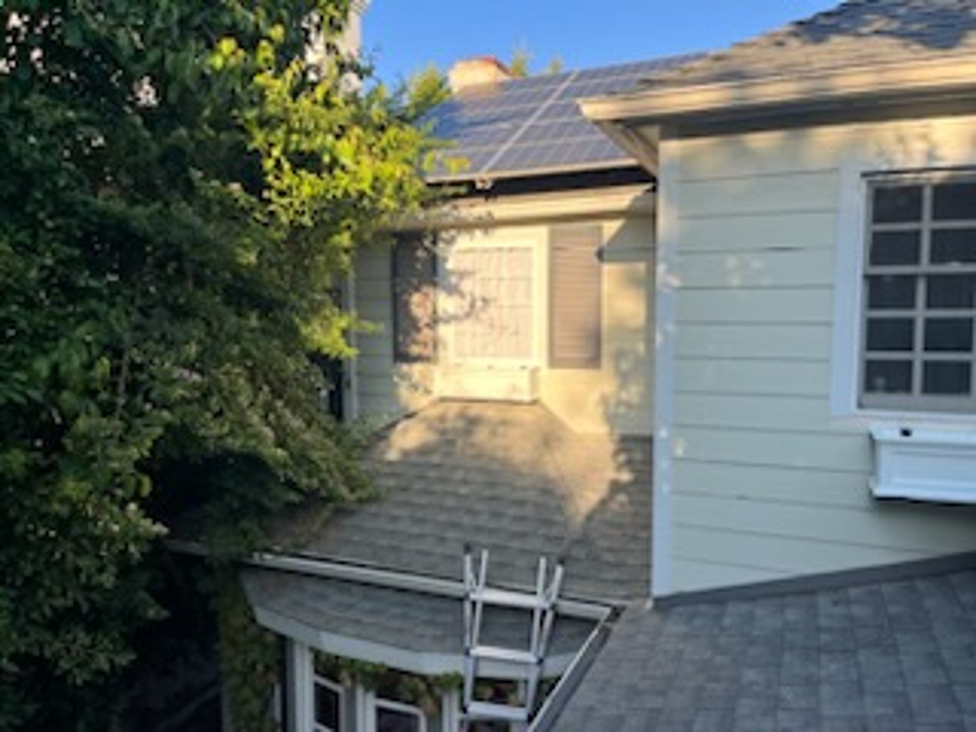 Artic white james hardie siding installed on Los Angeles home
