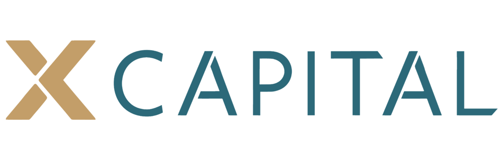 X CAPITAL Logo in Beige und Blau auf dunkelgrünem Hintergrund.