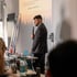 Suhaib Mala, Gründer von BE PEAK, hält ein Mikrofon auf einem Seminar und redet.