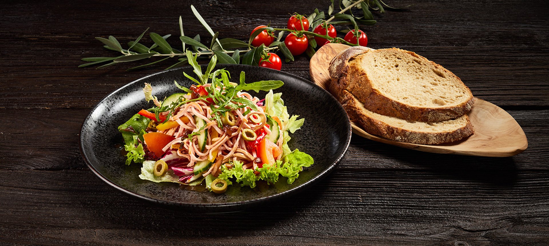 Gemischter Salat mit Bauernbrot