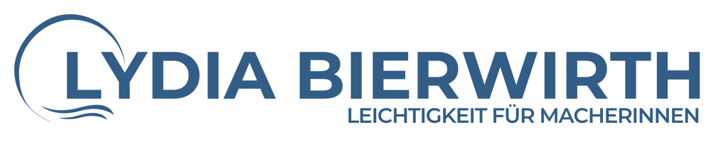 Logo von Lydia Bierwirth in Blau mit dem Slogan "LEICHTIGKEIT FÜR MACHERINNEN" und einem Wellensymbol.