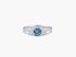 Silberner Ring mit einem runden blauen Saphir im Zentrum und kleinen seitlichen Diamanten auf weißem Hintergrund.