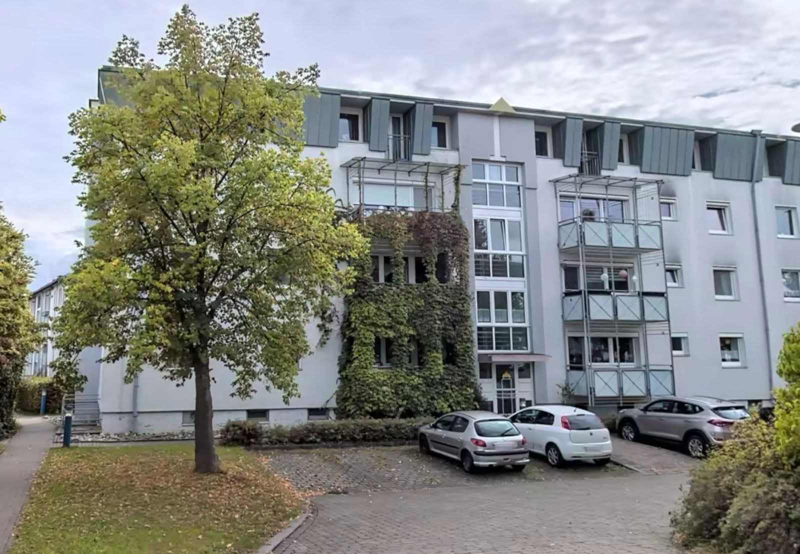 Wohnanlage Bolanden, begrünte Fassade am Treppenhaus