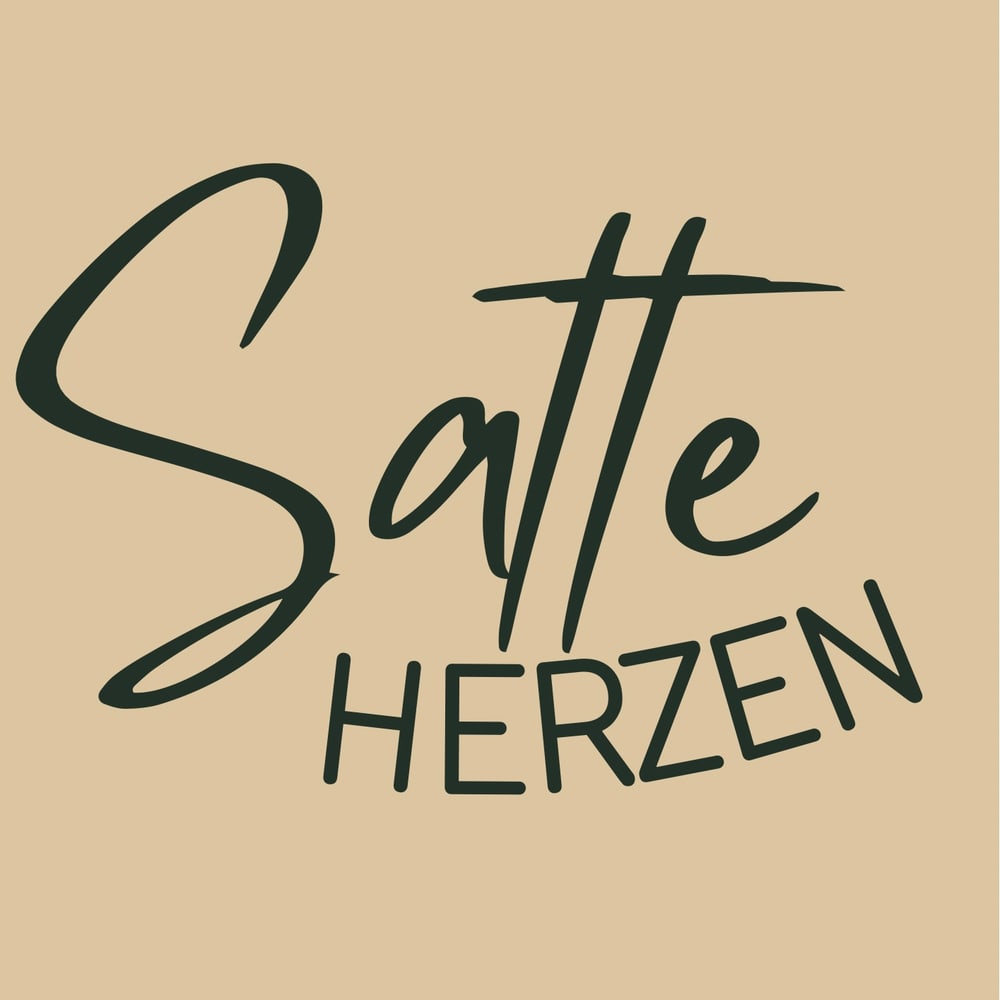 Dunkelgrüne Schriftzüge "Satte Herzen" auf beigem Hintergrund.