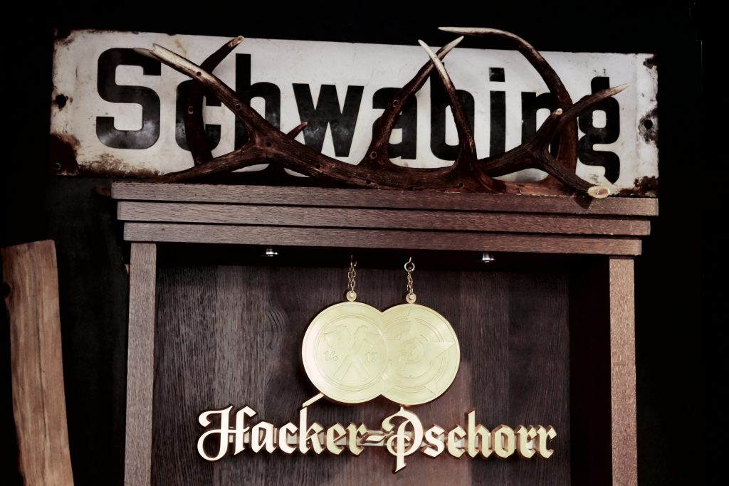 Hacker-Pschorr-Schild am Haus