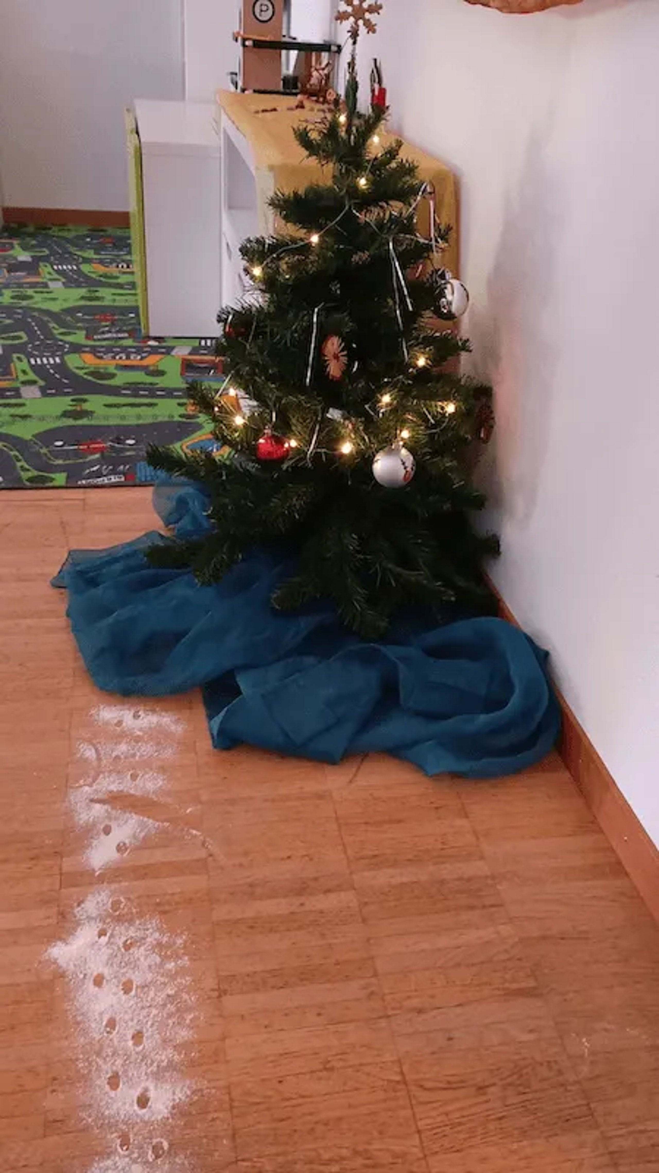 Geschmückter Weihnachtsbaum in der Kita Wunderkiste