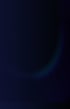 Dunkelblauer Hintergrund mit einem subtilen, halbkreisförmigen Lichtschimmer, der von rechts oben nach unten verläuft.