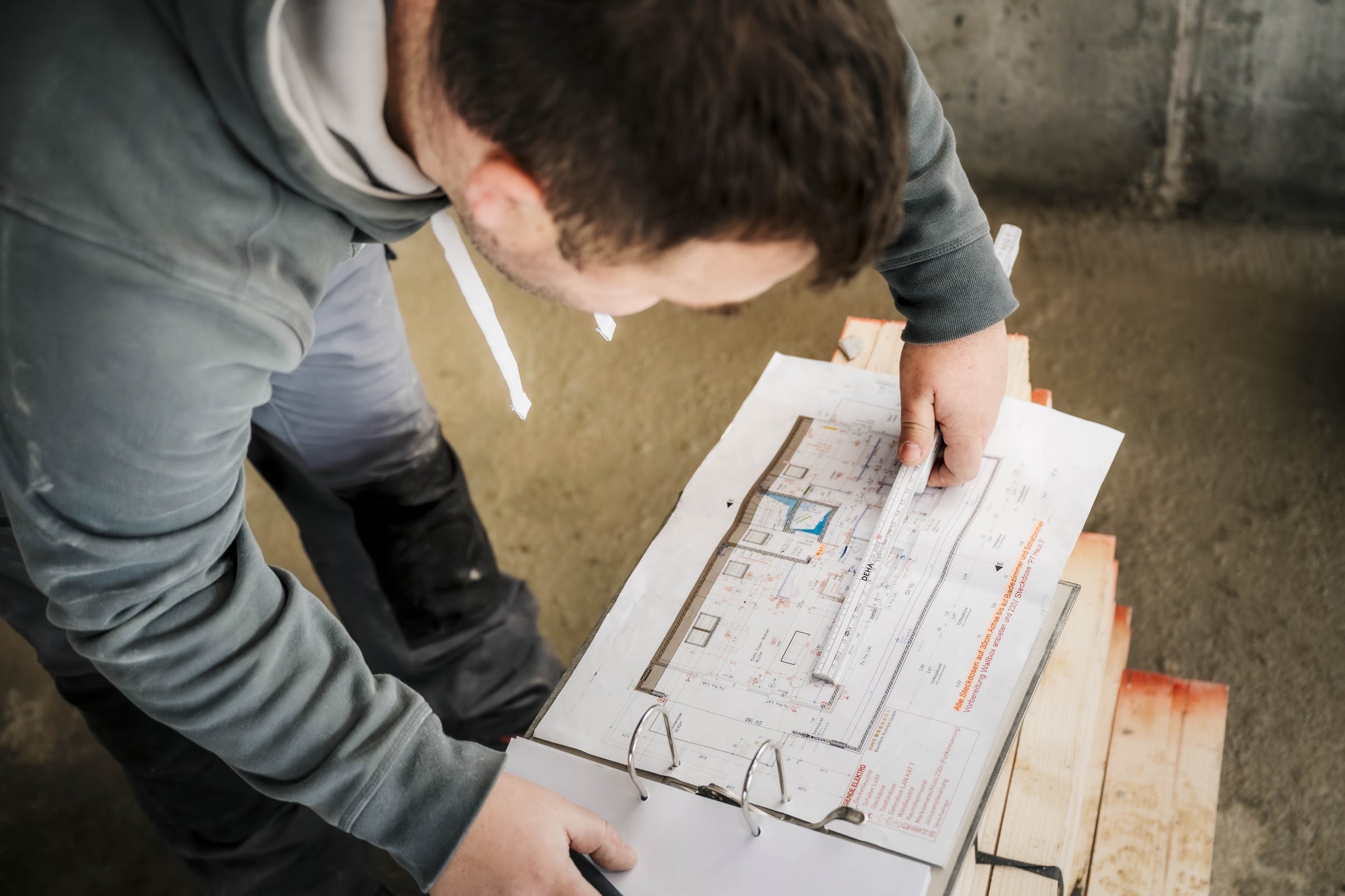 Kollege prüft den Plan auf der Baustelle