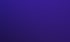 Blaue und violette Laserstrahlen schneiden durch einen dunklen Raum über Silhouetten von Menschen auf einer Bühne.