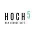 Schwarzer Text "HOCH" und grüne Ziffer "5" darüber, darunter "BAR LOUNGE CAFÉ" in kleinerer Schrift.
