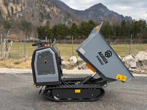 Kettendumper mit geöffneter Kippmulde