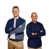 Zwei lächelnde Männer stehen nebeneinander, der linke trägt Jeans und ein Poloshirt, der rechte einen Anzug.