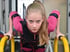 Junge blonde Frau im Liegestütz beim EMS Training.