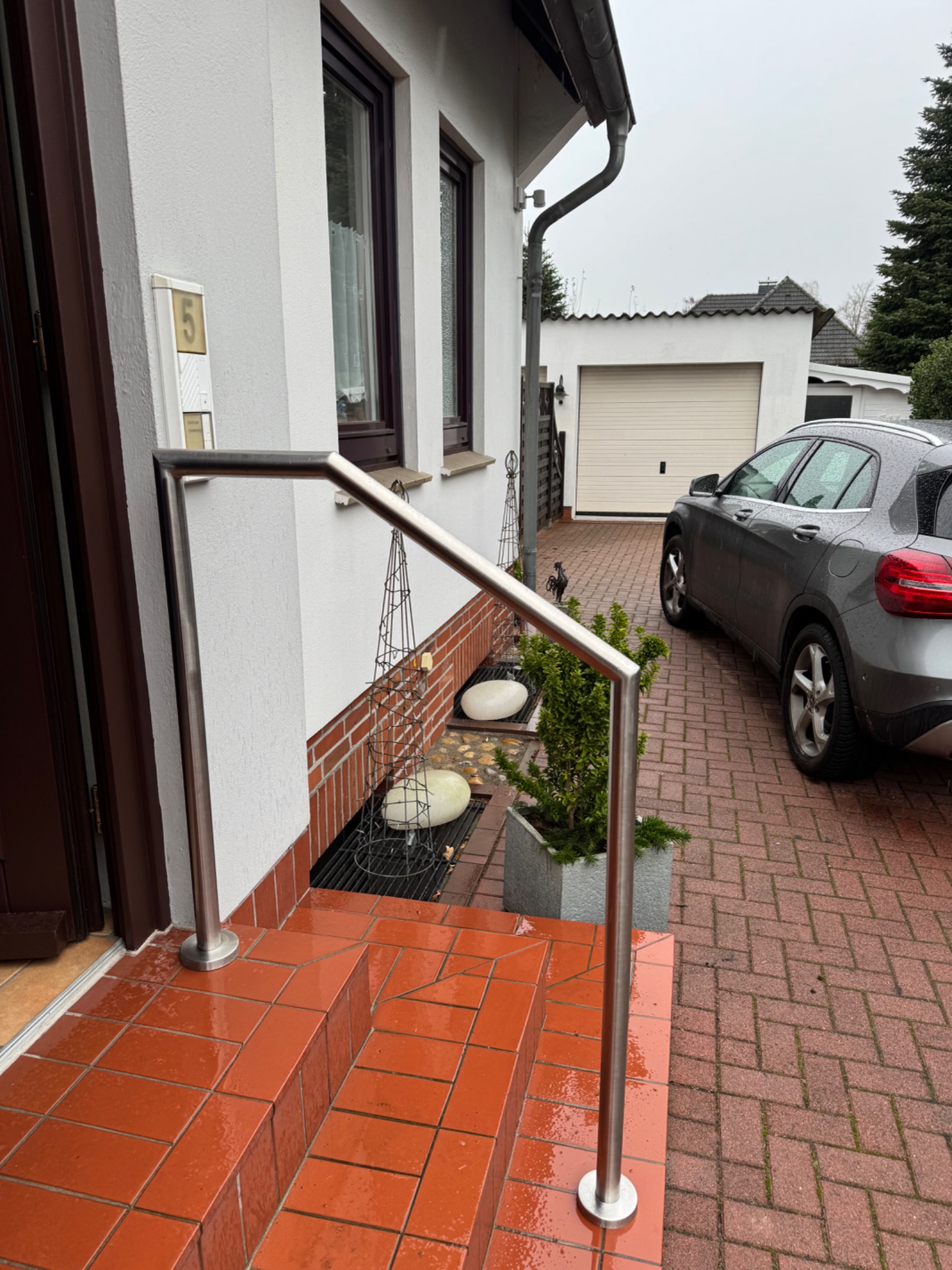 Handlauf am Hauseingang aus Edelstahl