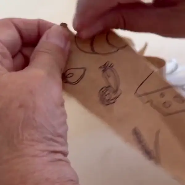 Hände falten bedrucktes Packpapier