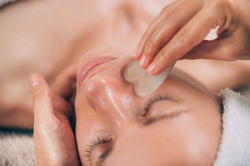 Gesichtsmassage mit Gua Sha Stein