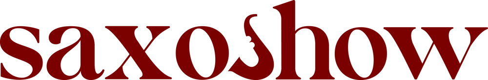 Rote serifenlose Schrift "saxoshow" auf transparentem Hintergrund.
