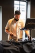 DJ legt beim Sommerfest von Physio CKI auf