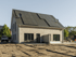 Neues Einfamilienhaus mit Ziegeldach, Solarzellen und Satellitenschüsseln auf einer unbefestigten Baustelle.