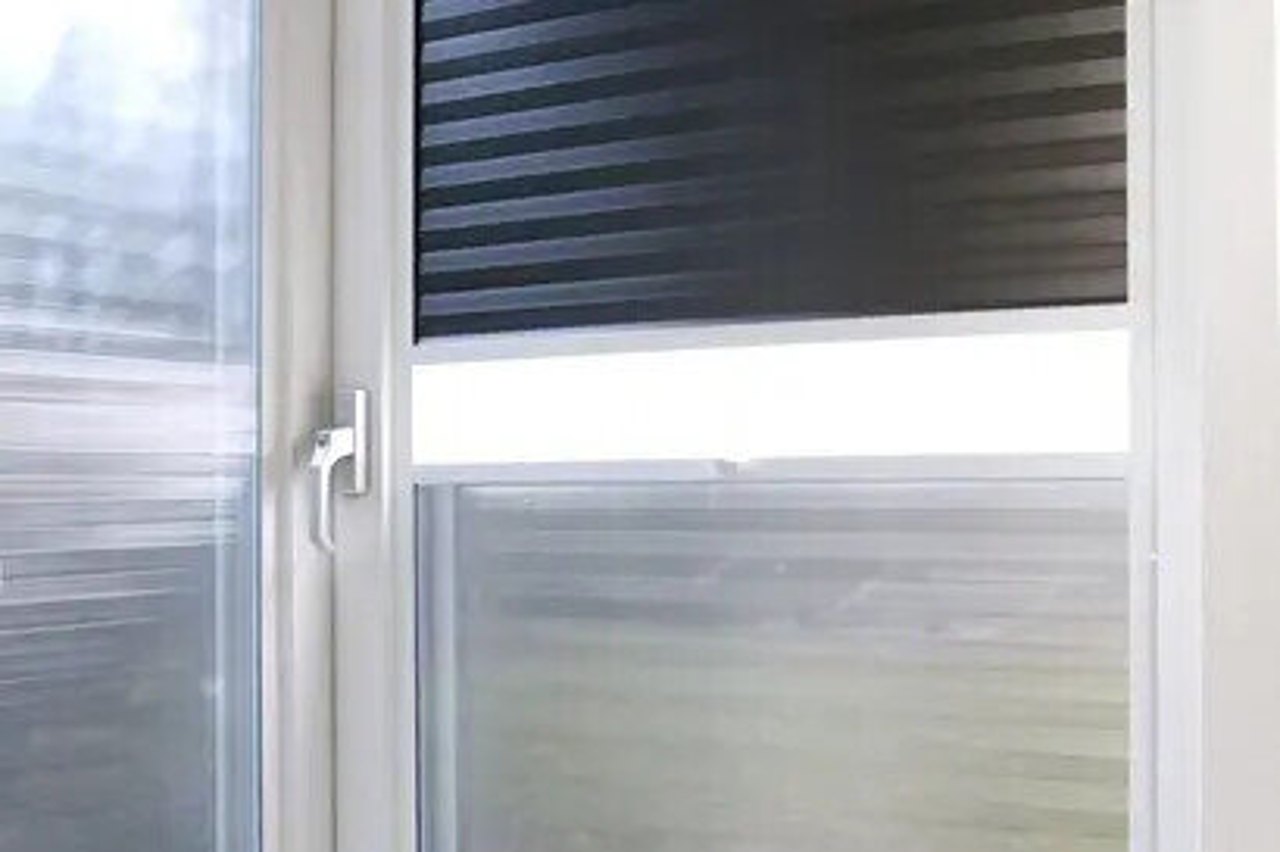 Büro-Innenansicht mit Sonnenschutzfolie am Fenster