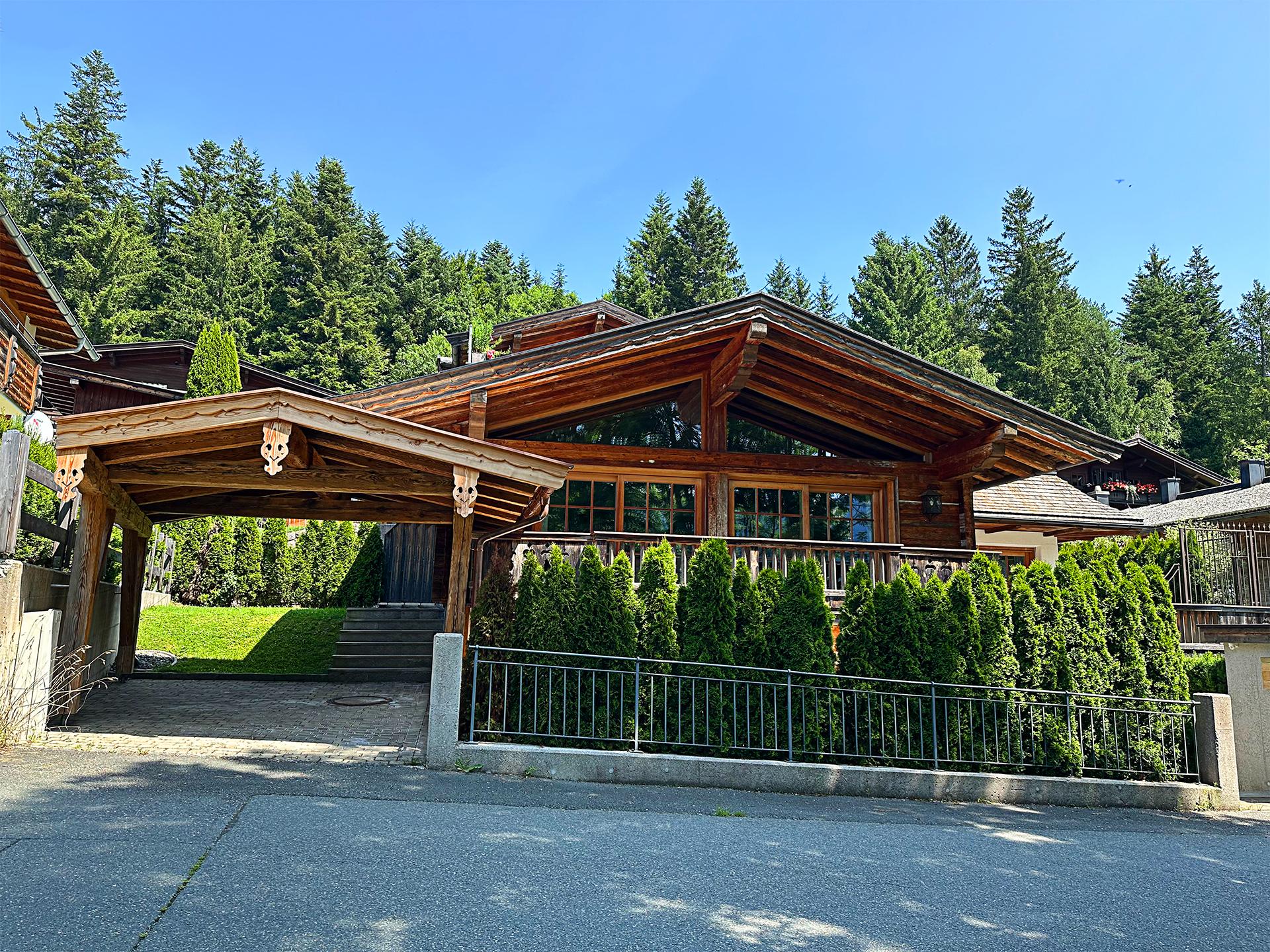 Chalet-Außenansicht mit Blick auf den Wilden Kaiser