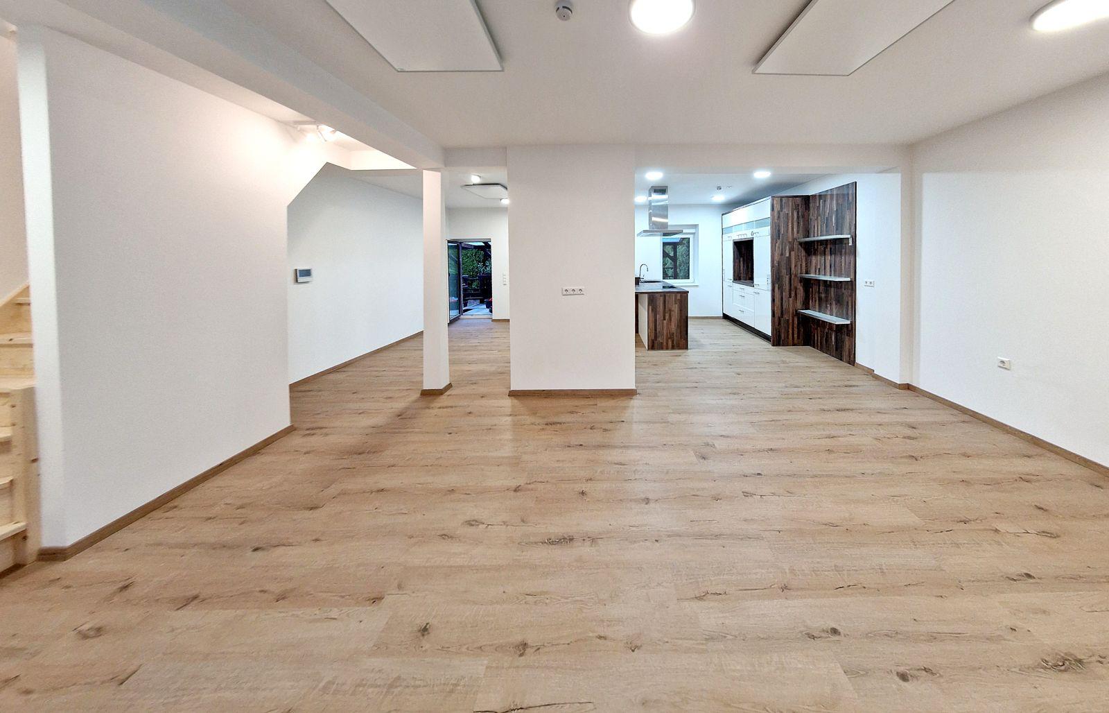 Offener Wohn- und Essbereich mit Blick zur Küche, Landstuhl Mühlstraße
