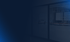 Vier dunkle Webseiten-Layouts mit blauen und orangen Akzenten auf einem schwarzen Hintergrund.