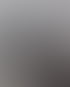 Ein Fotograf macht ein Porträtfoto eines Mannes in einem Büro mit professioneller Studiobeleuchtung.