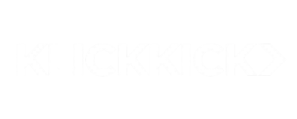 Weißes Klickkick-Logo auf dunkelgrünem Hintergrund.