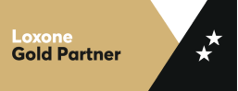 Text "Loxone Gold Partner" auf goldenem Hintergrund mit zwei weißen Sternen auf schwarzem Dreieck.