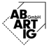Schwarzes Logo "AB ARTIG GmbH" mit einem unvollständigen, gestrichelten Rautenrahmen auf grünem Hintergrund.