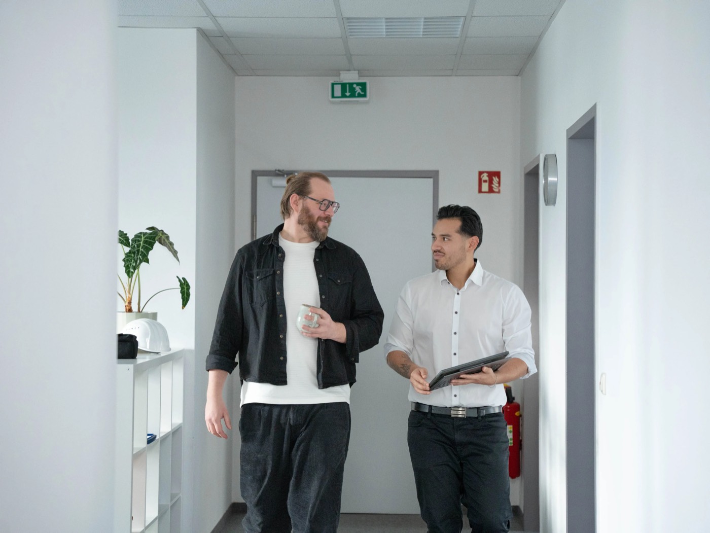 Zwei Kollegen im Gespräch auf dem Flur