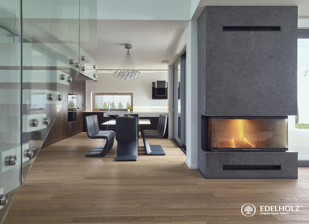 Wohnzimmer mit Edelholz-Parkett, Kamin und offener Küche