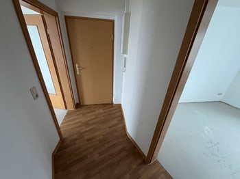 Flur mit mehreren Türen und Blick zum Sprossenfenster