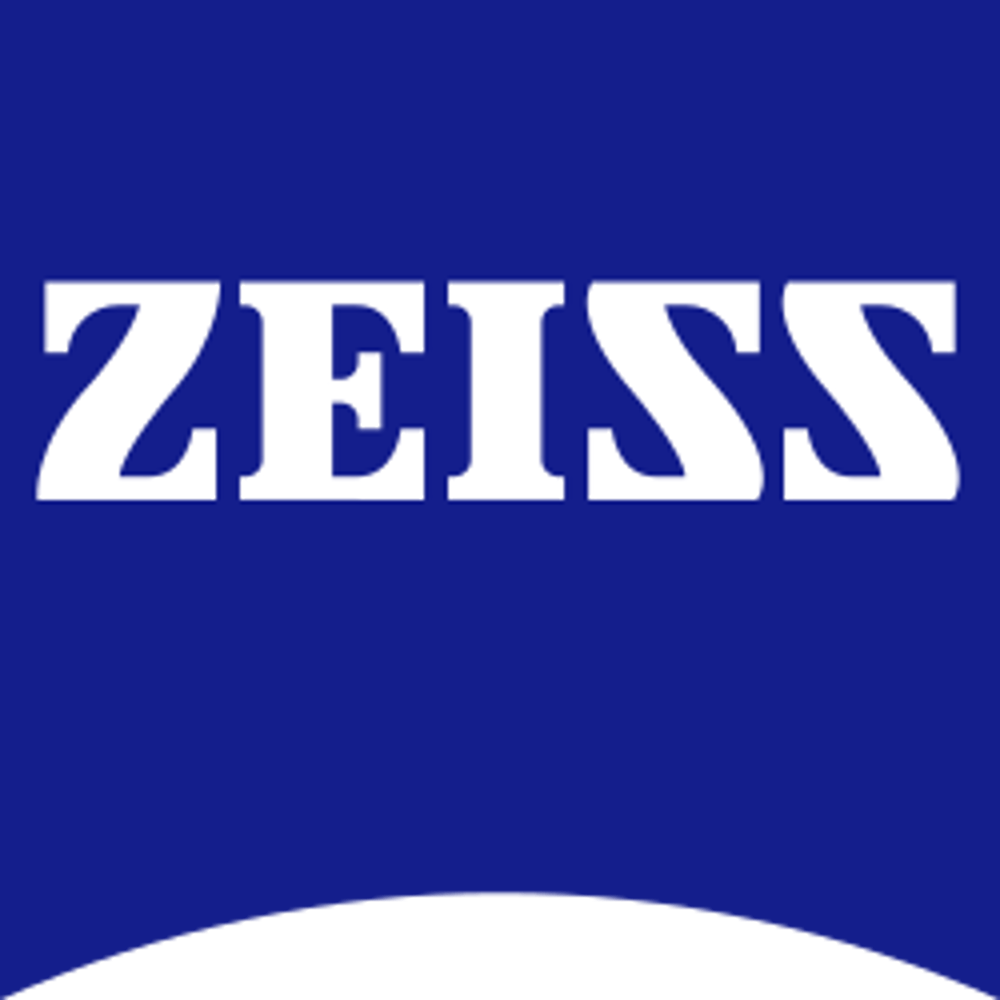 Blaues ZEISS Logo auf dunkelblauem Hintergrund.
