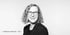 Schwarz-weiß Porträt einer lächelnden Frau mit Brille, Cornelia Habetler - CFO.