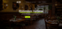 Ristorante Italiana Webseite mit dunklem Interieur eines italienischen Restaurants, leeren Tischen und Stühlen.