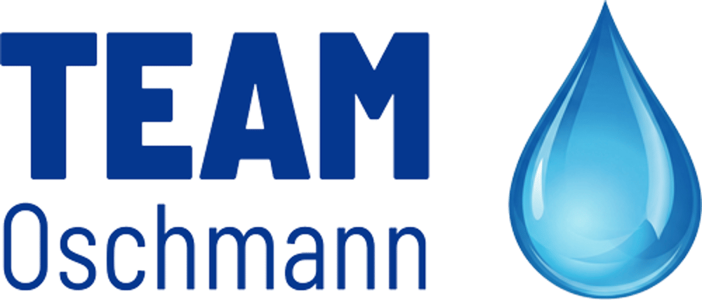 Blauer Text "TEAM Oschmann" neben einem glänzenden Wassertropfen.
