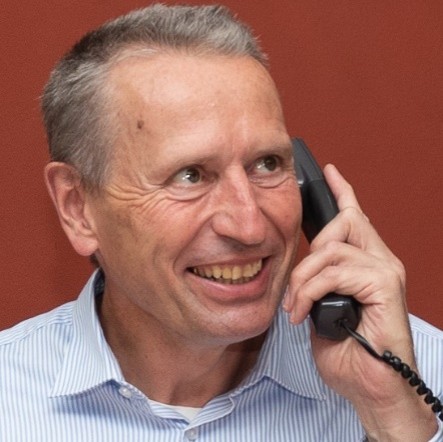 Wolfgang Scupin, Heimleitung der Hospitalstiftung Kaufbeuren, am Telefon