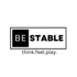 Schwarzes Logo mit „BE STABLE“ in einem Rahmen und „think.feel.play.“ darunter.